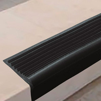 РВ1 - Угловая самоклеящаяся противоскользящая накладка на ступени, черная
