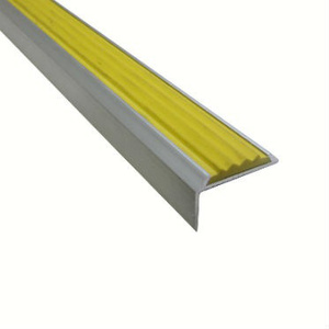 Угловая алюм. противоскол. накладка на ступени с желтой резиновой вставкой 2м х 42мм х 7 мм