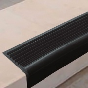 Угловая самоклеящаяся противоскользящая накладка на ступени 10м х 47мм х 5мм черная